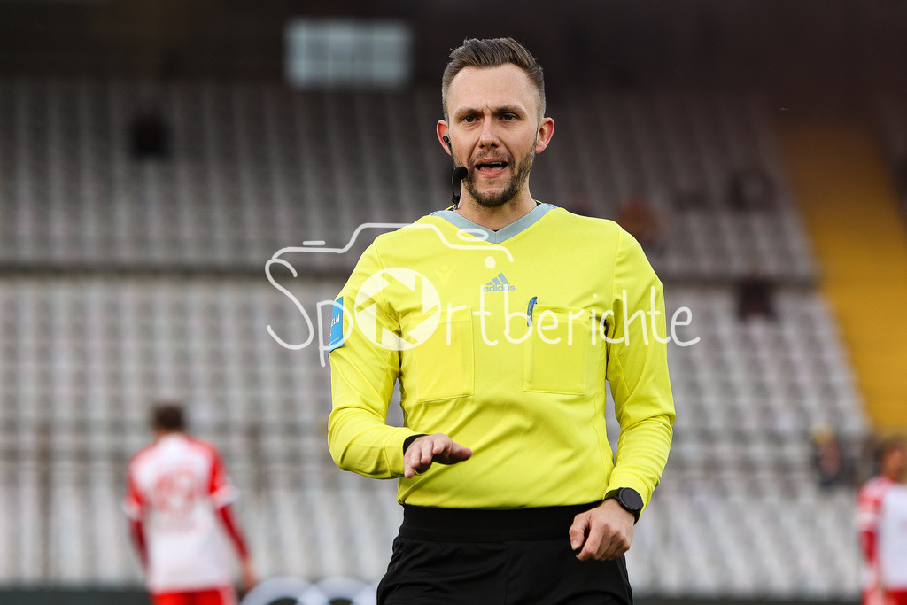 FC Bayern Amateure - TSV Buchbach | Schiedsrichter Patrick KRETTEK in Aktion / Freisteller / Einzelfoto