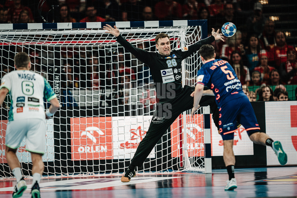 Handball | Herren | EHF EURO 2024 | European Championshop Men 2024 Final Tournament | Slowenien vs. Niederlande | 21.01.2024 | Klemen Ferlin (#26, Slowenien, SLO) hält den Siebenmeter gegen Rutger Ten Velde (#5, Holland, NED)