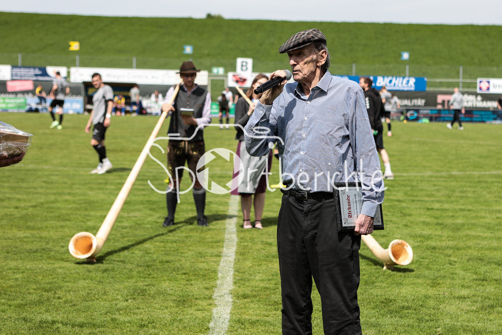 FC Pipinsried - SV Wacker Burghausen | Pipinsried Vereinslegende Konrad HOESS wird in der Halbzeit zum Ehrenpraesidenten ernannt / Ehrung / Einzelfoto / Freisteller / Urkunde