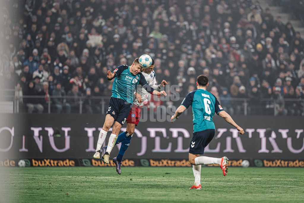 Fußball | Männer | Saison 2024/2025 | 2. Fußball-Bundesliga | 18. Spieltag | Hamburger SV vs. 1. FC Köln | 18.01.2025 | v.l. Dominique Heintz (#3, 1. FC Köln) und Davie Selke (#27, HSV) im Kopfballduell