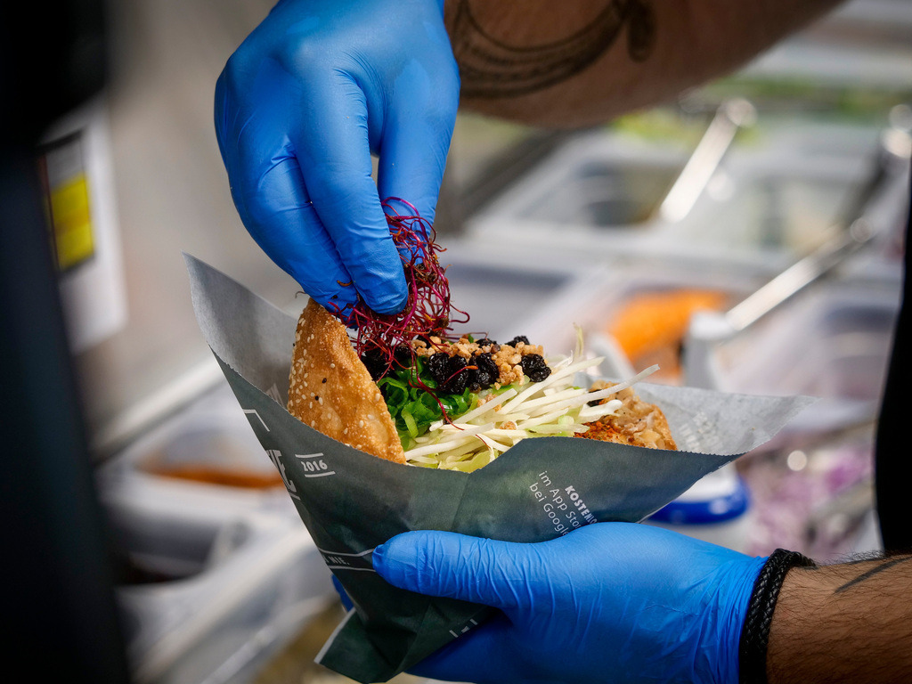 Dönastie | Ludwigsburg -  In Ludwigsburg eröffnet die erste Franchise-Filiale von "die neue Dönastie", einem Dönerladen, der ausgefallenen Variationen des gefüllten Fladenbrots anbietet. Im Bild: Stille Genieeser mit u.a. Trüffelpesto - Realisiert mit Pictrs.com