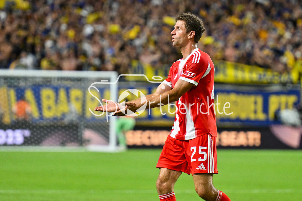 FC Bayern München - Boca Juniors | die Spieler des FC Bayern freuen sich ueber den Sieg gegen die Boca Juniors / FIFA Club World Cup: FC Bayern Muenchen - Boca Juniors, Hard Rock Stadium am 20.06.2025 / NOT FOR SALE IN USA / Thomas MUELLER (FC Bayern Muenchen 25) / Einzelfoto / Freisteller