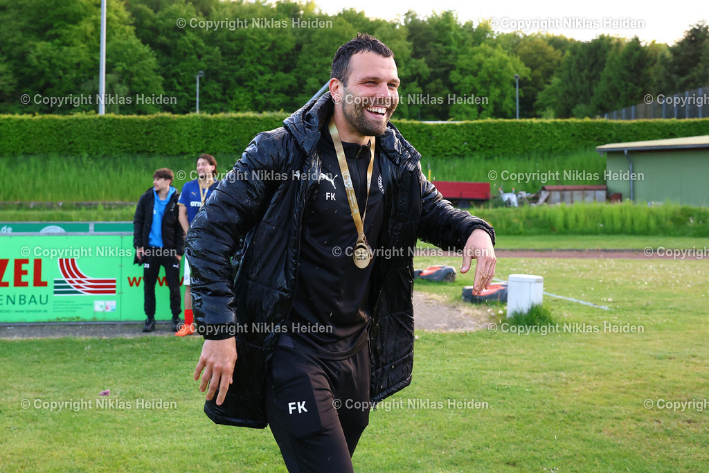NH_JFVLübeckU19_HolsteinKielU19_SHFVLandespokal_14052026 | Freddy Kaps (Trainer, Holstein Kiel U19) bekam eine Bierdusche seiner Spieler.Fußball I Junioren I SHFV-Landespokal (A-Junioren) I Saison 2025-2026 I Finale I JFV Lübeck U19 - Holstein Kiel U19 I 14.05.2026 I Uwe-Seeler-Fußball-Park