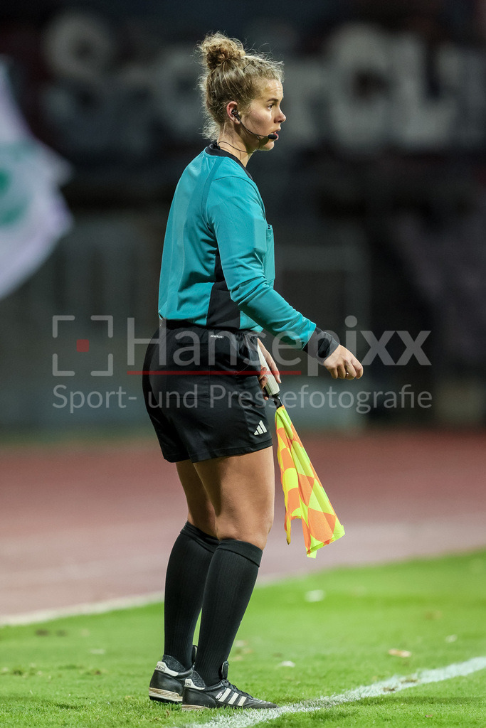 Fussball, DFB-Pokal Frauen, SC Fortuna Köln - SV Werder Bremen | v.li.: Schiedsrichter-Assistentin Carolin Lotz, DIE DFB-RICHTLINIEN UNTERSAGEN JEGLICHE NUTZUNG VON FOTOS ALS SEQUENZBILDER UND/ODER VIDEOÄHNLICHE FOTOSTRECKEN. DFB REGULATIONS PROHIBIT ANY USE OF PHOTOGRAPHS AS IMAGE SEQUENCES AND/OR QUASI-VIDEO.