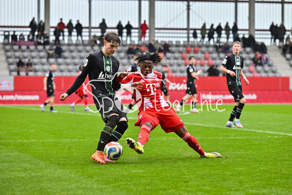 FC Bayern München - Hannover 96 | MUNICH, GERMANY - 15. FEBRUARY: im Duell Fin-Luca RÜDIGER (Hannover 96 U19 23) und Wisdom MIKE (FC Bayern München U19 11) während dem Spiel zwischen der U19 des FC Bayern München und der U19 von Hannover 96 am 2. Spieltag der Hauptrunde der U19-DFB-Nachwuchsliga am FC Bayern Campus