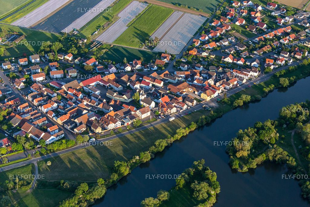 Ortsansicht | Luftbild: Ortsansicht im Ortsteil Hirschfeld in Röthlein im Bundesland Bayern in Deutschland. Foto: IMG_079147.jpg vom 15.05.2015 durch Werner Riehm/FLY-FOTO.de - Realisiert mit Pictrs.com
