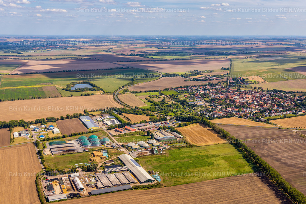 39_Kroppenstedt_Hadmersleber_B81-0974 | Blick aus der Luft auf Kroppenstedt im Landkreis Börde. Besonders deutlich ist die klare räumliche Trennung zwischen dem Gewerbestandort links der Bundesstraße B81 und dem eigentlichen Ort auf der gegenüberliegenden Seite.Die Aufnahme zeigt damit nicht nur einzelne Gewerbegebäude, sondern den gesamten Standort in seinem Umfeld. Die B81 bildet eine gut erkennbare Verbindung zwischen dem Gewerbegebiet und der Stadt und macht die Lage des Wirtschaftsstandortes unmittelbar verständlich.Gerade solche Luftbilder sind für die Standortdarstellung interessant, weil sie Gewerbeflächen, Verkehrswege, Ortslage und die umgebende Landschaft in einem Bild zusammenführen.Ein Beispiel für eine Luftaufnahme, die nicht nur einen Standort zeigt, sondern seine genaue räumliche Einordnung sichtbar macht. - Realisiert mit Pictrs.com