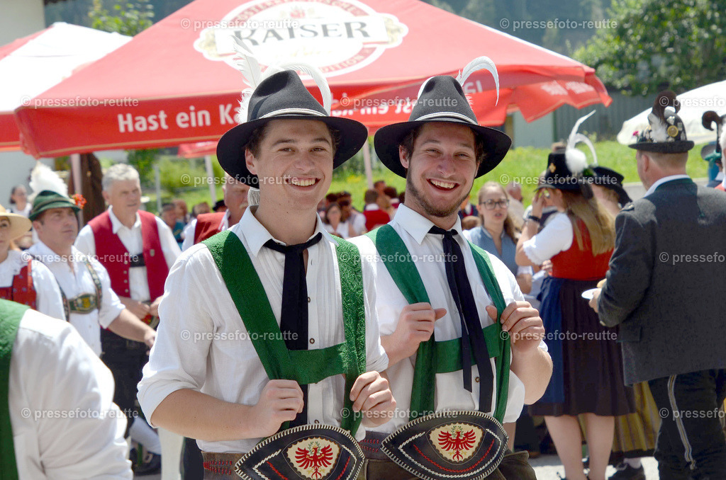 UMZUGENDE-news-2022-Juli24-Bezirksschuetzenfest-Elbigenalp-D51-DSC_1243 | Info aus dem Bezirk Reutte/Ausserfern Tirol sowie eine umfangreiche Bilddatenbank über die gesamte Region: Lechtal, Talkessel Reutte, Tannheimertal, Zwischentoren. Lech, Plansee, Zugspitze, Grenztunnel, B179, Fernpassstraße, Verkehr, Lawinen, Tradition, - Realisiert mit Pictrs.com