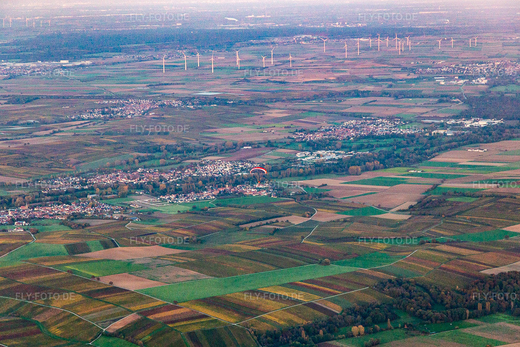 Luftbild: Ortschaften im Klingbachtal im Ortsteil Ingenheim in Billigheim-Ingenheim im Bundesland Rheinland-Pfalz in Deutschland. Foto: IMG_143746.jpg vom 25.10.2024 durch Werner Riehm/FLY-FOTO.de