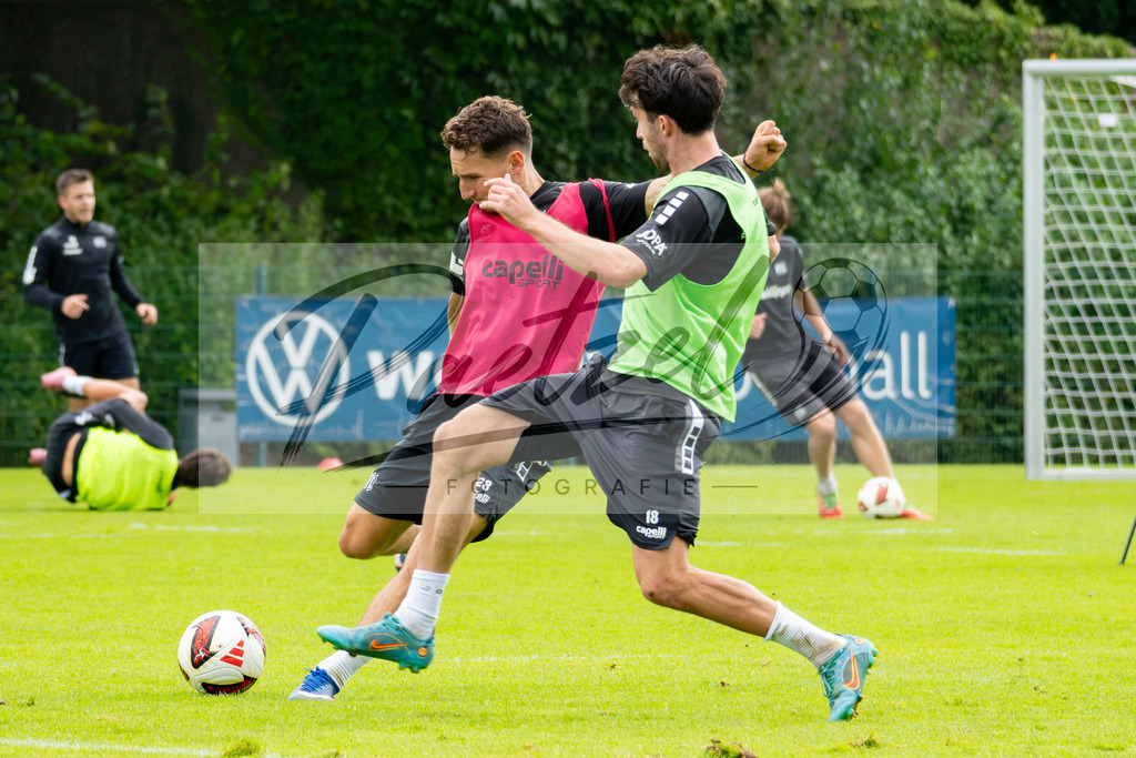 20260909_TRAOSN_0568 | Fußball, Herren: Konrad Faber (VfL Osnabrück) und Leon Flach (VfL Osnabrück) im Zweikampf beim Training des VfL Osnabrück am 09.09.2026 im Sportpark Illoshöhe in Osnabrück, Deutschland.(Foto von Nico Paetzel) - Realisiert mit Pictrs.com