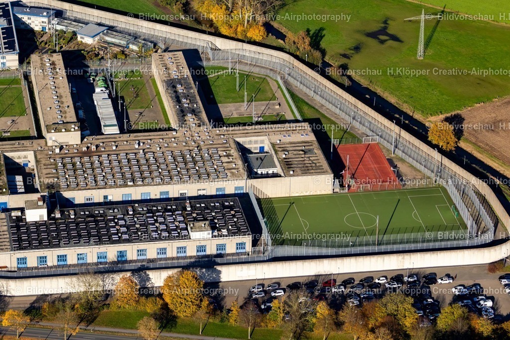 Luftbilder Geldern-7637 | Luftbildfotografie Gefängnis- Gelände und Sicherheitsumzäunung der Justizvollzugsanstalt JVA am Möhlendyck in Geldern im Bundesland Nordrhein-Westfalen, Deutschland. - Realisiert mit Pictrs.com