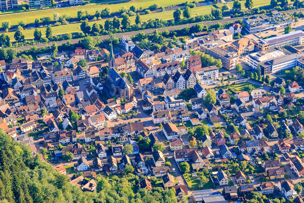 Luftbild: Stadtzentrum mit Kirche St. Mauritius in Hausach im Bundesland Baden-Württemberg in Deutschland. Foto: IMG_147673.jpg vom 30.05.2025 durch Werner Riehm/FLY-FOTO.de