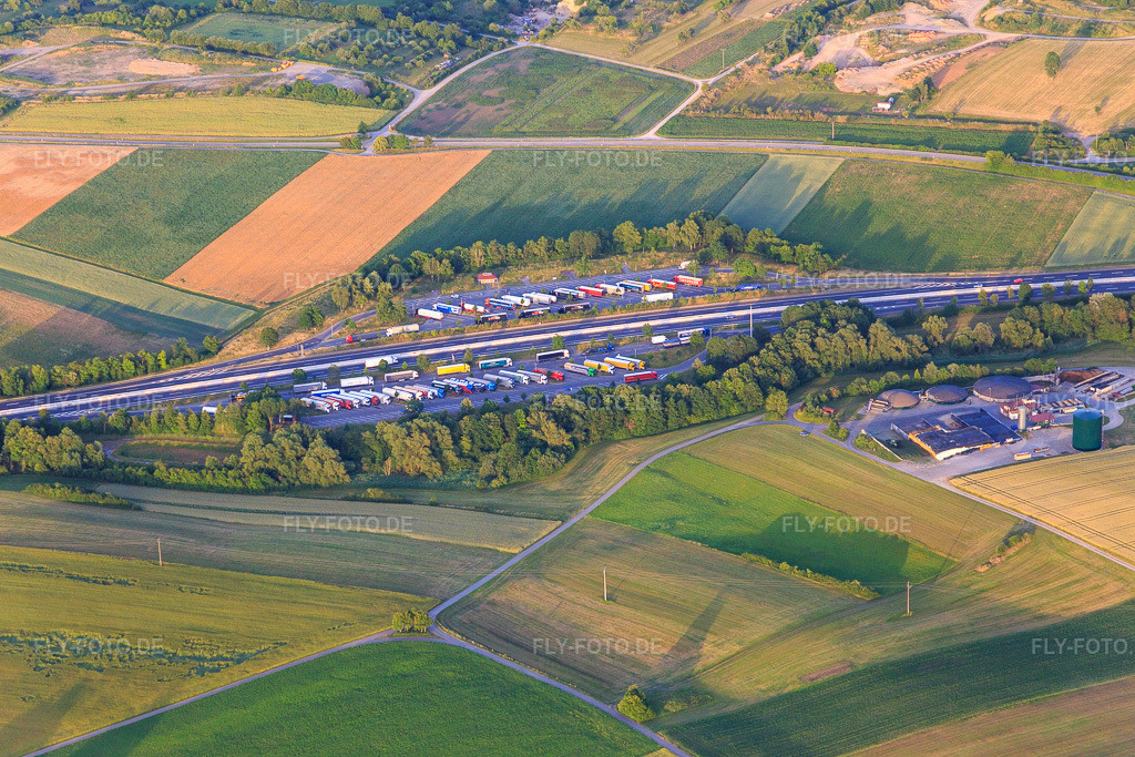 Luftbild: Parkplatz Hasenrain an der A81 im Ortsteil Wittershausen in Vöhringen im Bundesland Baden-Württemberg in Deutschland. Foto: IMG_148634.jpg vom 25.06.2025 durch Werner Riehm/FLY-FOTO.de