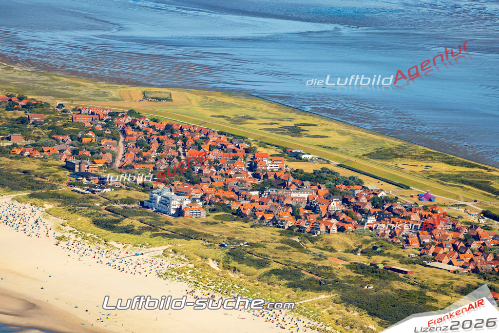 Aktuelles Luftbild von  Juist - Die Luftaufnahme wurde 2022 mittels UL-Flugzeug erstellt ( keine Drohne ) - hochauflösende Kamera-Systeme von  Canon -Beste Qualität - Für grossformatige Ausdrucke geeignet. Die Geschenkidee !