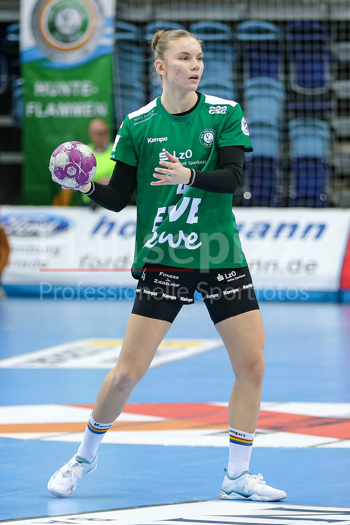 Handball, Bundesliga Frauen, VfL Oldenburg - Borussia Dortmund | v.li.: Toni Reinemann (VfL Oldenburg, 4) Freisteller am Ball, Einzelfoto, Spielszene, Aktion, Action
