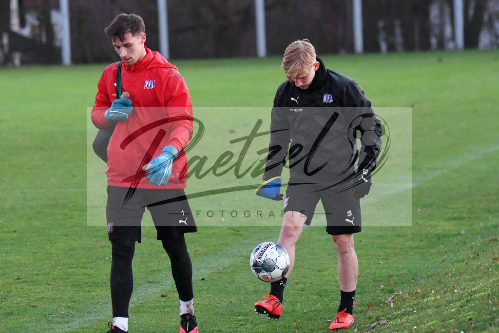 20200121_TRAOSN_0081 | Fußball, Herren: Torhüter Nils Körber (VfL Osnabrück) und Bryan Henning (VfL Osnabrück) schauen beim Training des VfL Osnabrück am 21.01.2020 im Sportpark Illoshöhe in Osnabrück, Deutschland.(Foto von Nico Paetzel) - Realisiert mit Pictrs.com