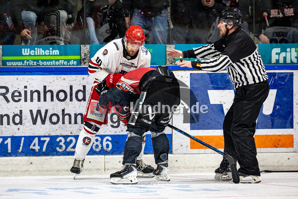 Peißenberg MINERS gegen EHC Klostersee | Eishockey Bayernliga 2025/26 Vorrunde 12. Spieltag, Peißenberg MINERS gegen EHC Klostersee, 20251116,Kampf, Schiedsrichter greift ein,2025-11-16 in Peißenberg (flatbuy Arena Peißenberg), Simon ROEDER (EHC Klostersee 10), Manuel SINGER (MINERS 71)Copyright: WolfgangxLindner www.foto-lindner.de