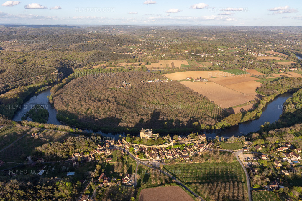 Aerial view: Montfort Castle complex above the Dordogne in Vitrac in the state Dordogne, France. – Photo: IMG_113596.jpg taken on 04/16/2019 by Werner Riehm/FLY-FOTO.com – Resolution of the original: 5434 x 3623 px