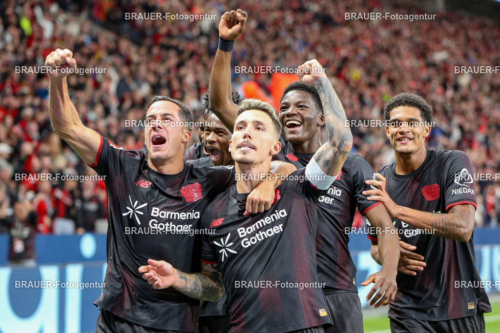 Bayer 04 Leverkusen vs Eintracht Frankfurt - Bundesliga  | Leverkusen, Deutschland, 12.09.25:   Alejandro Grimaldo (Bayer 04 Leverkusen) Torjubel, jubelt mit seiner Mannschaft nach dem Treffer zum 3:1 waehrend des Spiels der Bundesliga zwischen  Bayer 04 Leverkusen vs Eintracht Frankfurt in der BayArena(Foto von Brauer-Fotoagentur / Adrian Schlueter)