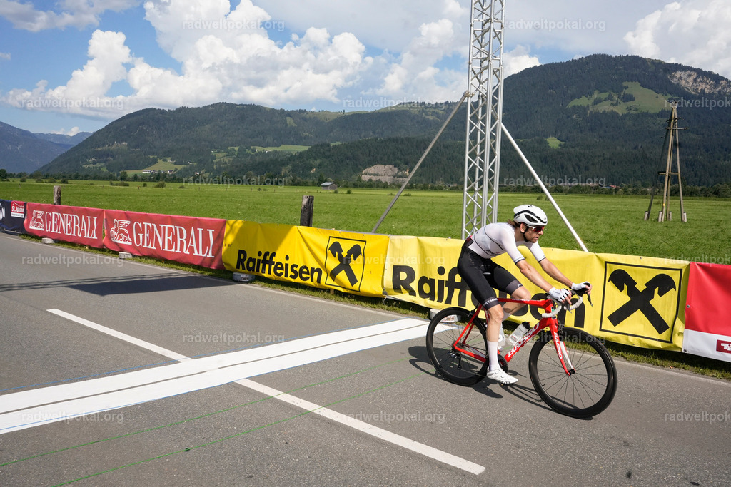 947_20230817_Bewerb_Maenner_Muehlanger | AUT - OESTERREICH, 2023-08-16: SPORT RENNRAD-FAHREN - 55. INTERNATIONALER RADWELTPOKAL IN ST. JOHANN IN TIROL  - Vintage-Radrennen mit WM-Bronze-Medaillen-Siegerin Christina Schweinberger, den Teilnehmer und Alexander Baumann (vom Orginastions-Team) - TAG 2 BEWERB MAENNER IN SECHS GRUPPEN  ; Foto: Roland Muehlanger