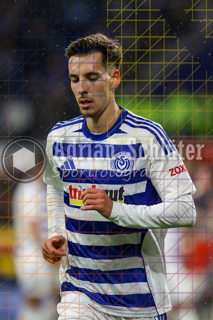 MSV Duisburg vs Rot-Weiss Essen - 3. Liga | Duisburg, Deutschland, 26.10.25:   Conor Noß (MSV Duisburg) schaut waehrend des Spiels der 3. Liga MSV Duisburg vs Rot-Weiss Essen in der schauinsland-reisen-arena(Foto von Brauer-Fotoagentur / Adrian Schlueter)
