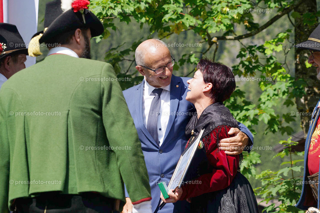 b-news-2023-Juli23-Regimentsschuetzenfest2-Steeg-EHRUNGEN-DSC07178 | Info aus dem Bezirk Reutte/Ausserfern Tirol sowie eine umfangreiche Bilddatenbank über die gesamte Region: Lechtal, Talkessel Reutte, Tannheimertal, Zwischentoren. Lech, Plansee, Zugspitze, Grenztunnel, B179, Fernpassstraße, Verkehr, Lawinen, Tradition, - Realisiert mit Pictrs.com