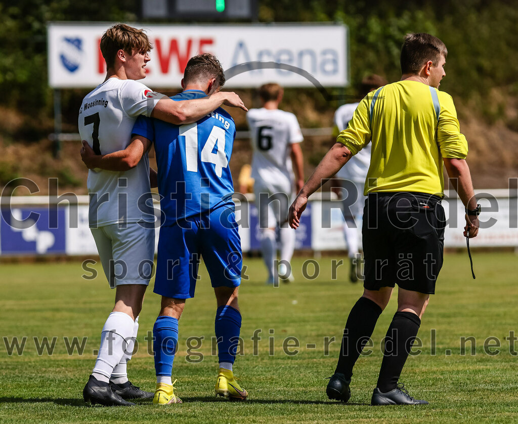 2023-07-22_030_FC_Eitting_gegen_FC_Moosinning | Eitting, Deutschland, 22.07.2023:
Fußball, Kreisliga 2023 / 2024, Testspiel, FC Eitting gegen FC Moosinning, Endergebnis: 0:4

Martin Buttstedt (FC Moosinning, #7), Niclas Noll (FC Eitting, #14), Schiedsrichter Andreas Hettenkofer

Foto: Christian Riedel / fotografie-riedel.net