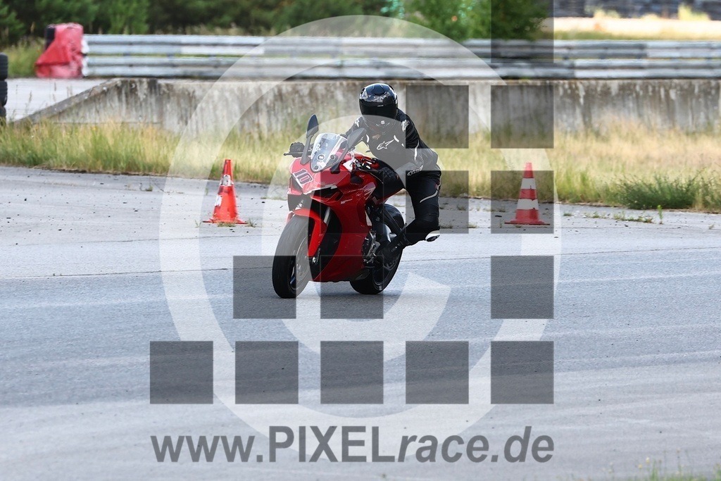 0010-20250704_12607 | Schöne Erinnerungen an spannende Momente - das festzuhalten ist unser Job. PIXELrace.de ist seit 2003 auf den Rennstrecken Europas unterwegs um die Action draußen beim Fahren und die wunderbare Stimmung imm Fahrerlager für euch einzufangen.