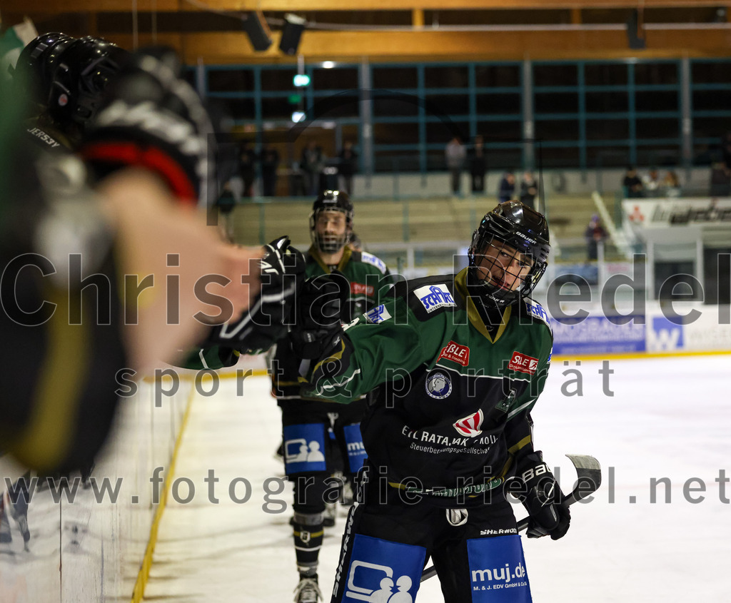 2023-01-06_070_TSV_Erding_gegen_ERV_Schweinfurt | Erding, Deutschland, 06.01.2023:
Eishockey, Bayernliga 2022 / 2023, 26. Spieltag, TSV Erding gegen ERV Schweinfurt, Endergebnis: 7:3

Erik Modlmayr (Erding Gladiators, #21)

Foto: Christian Riedel / fotografie-riedel.net
