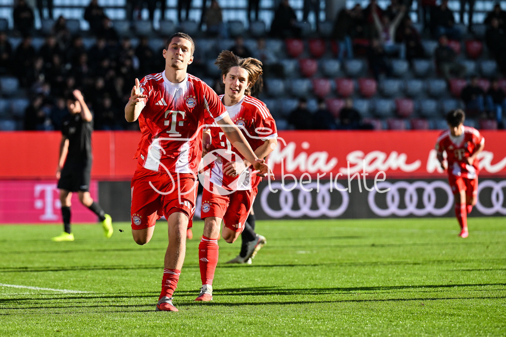 FC Bayern München U19 - Sporting Lissabon U19 | MUNICH, GERMANY - 09. DECEMBER: Jubel der Bayern nach dem Treffer zum 1-0 durch Yll GASHI (FC Bayern München U19 9) / Tor / Torschuetze / Freude / Happy während dem Match zwischen der U19 des FC Bayern München und der U19 von Sporting Lissabon am 6. Spieltag der UEFA Youth League Ligaphase am FC Bayern Campus