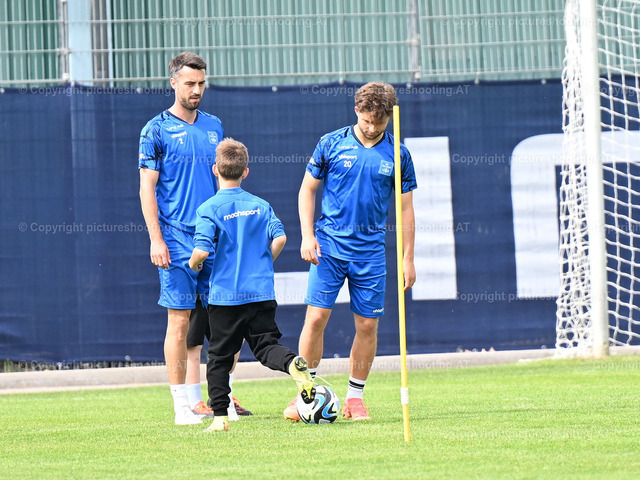 mikovits-20240507-0041 | Image shows Fabio Strauss and Simon Seidl (BWL) with children during warm up, PK LASK, Sport, Bundesliga, Fußball /Foto: Albert Mikovits Datum 20240507