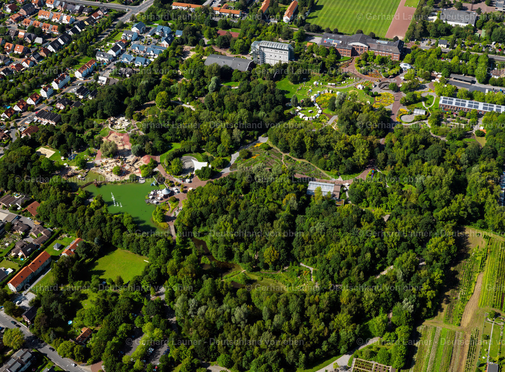 2996012 | Der Maximilianpark ist ein Freizeitpark in der westfälischen Stadt Hamm. Er wurde zur Landesgartenschau 1984 auf dem Gelände der stillgelegten Zeche Maximilian eingerichtet. Sein Wahrzeichen ist der Glaselefant, eine rund 40 m hohe begehbare Plastik.
