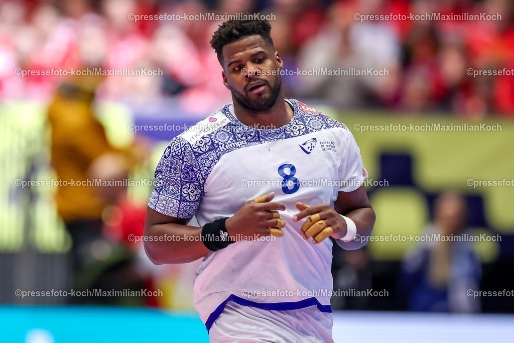 EHF24012601072 | 24.01.2026, Handball, Men's EHF EURO 2026, Frankreich - Portugal, Jyske Bank Boxen in Herning, Dänemark, Main Round:  Victor Manuel Iturriza Alvarez (Portugal #08) 