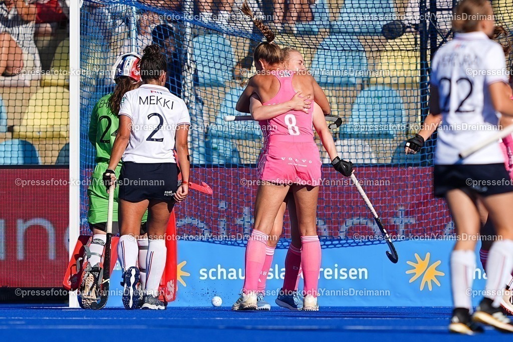 xydrx09082504004 | 09.08.2025, xydrx, Frauen EuroHockey Championship 2025, Gruppenphase, Gruppe a, Deutschland - Frankreich, Sparkassenpark Mönchengladbach: Torjubel nach dem Tor zum 2:0 für die Deutsche Nationalmannschaft durch Torschütze Sophia Schwabe (GER #8) zusammen mit Sara Strauss (GER #21)