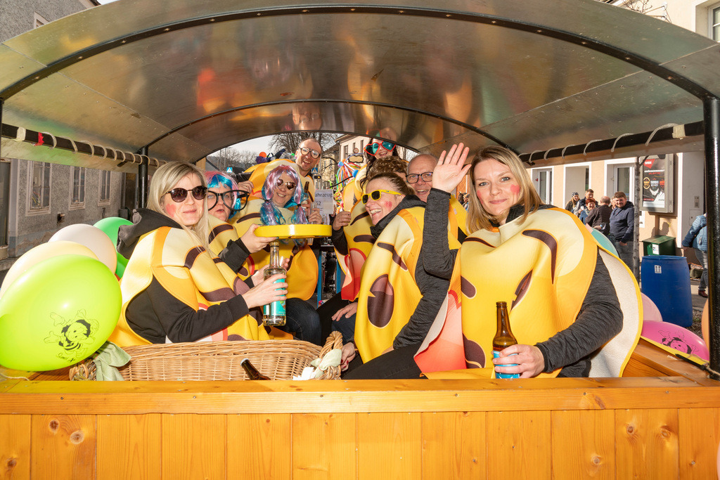 Umzug2025-120_9062 | Fotostrecke: FASCHINGSUMZUG 2025 in Loosdorf. 22 Masken(gruppen)-Teilnehmer: Loosdorfer Vereine, Wirtschaftstreibende, Gemeindeabordnungen sowie Kreditinstitute. rund 700 Besucher entlang der Hauptstrasse. Veranstaltungs-Sicherung durch Mannschaft der FF-Loosdorf mit schwerem Gerät. Maskenprämierung am EKZ-Platz durch Bgm. Thomas Vasku in den Kategorien: Bester Festwagen (Fa. gkonzept-Groissenberger; Beste Personengruppe-ASK-Loosdorf; Beste Einzelperson; Weiteste Anreise-FF Schollach;
