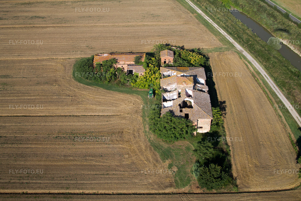 Vue aérienne: Vue de la ville à Creti dans le département Toscane, Italie. Photo: IMG_43822.jpg prise le 29/07/2011 par Werner Riehm/FLY-FOTO.eu – Résolution de l'original: 4272 x 2848 px