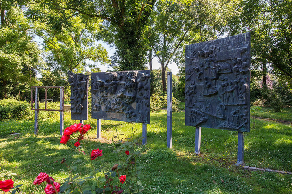 agra-Park - Relief "Der Weg der Bauern" | Entdecke über 20 Kategorien Leipzig-Motive: Foto-Downloads, hochwertige Poster, Leinwand- & Fine-Art-Prints. Jetzt Lieblingsfoto im Bildlexikon Leipzig Shop bestellen!