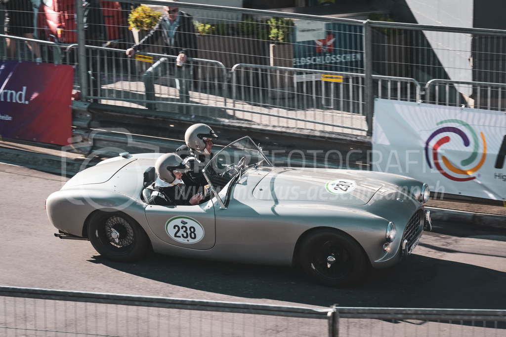 21. Arosa ClassicCar 2025 - 6. =September= 2025 | Jürg Kohler aus Oftringen (SUI) in einem Bristol AC ACE aus dem Jahre 1957 mit Startnummer 238 am Arosa ClassicCar 2025 in der Kategorie Classic Trophy..@arosaclassiccar, @arosa.official, #arosaclassiccar, #arosa, #76curves, #classiccarBild: Sportfotografie Markus Aeschimann | www.markus-aeschimann.ch - Realisiert mit Pictrs.com