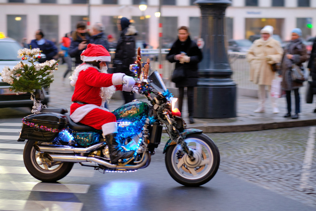 Motorrad mit einem Weihnachtsmann | Wien, Austria - December 20, 2020: Motorrad mit einem Weihnachtsmann. - Realisiert mit Pictrs.com