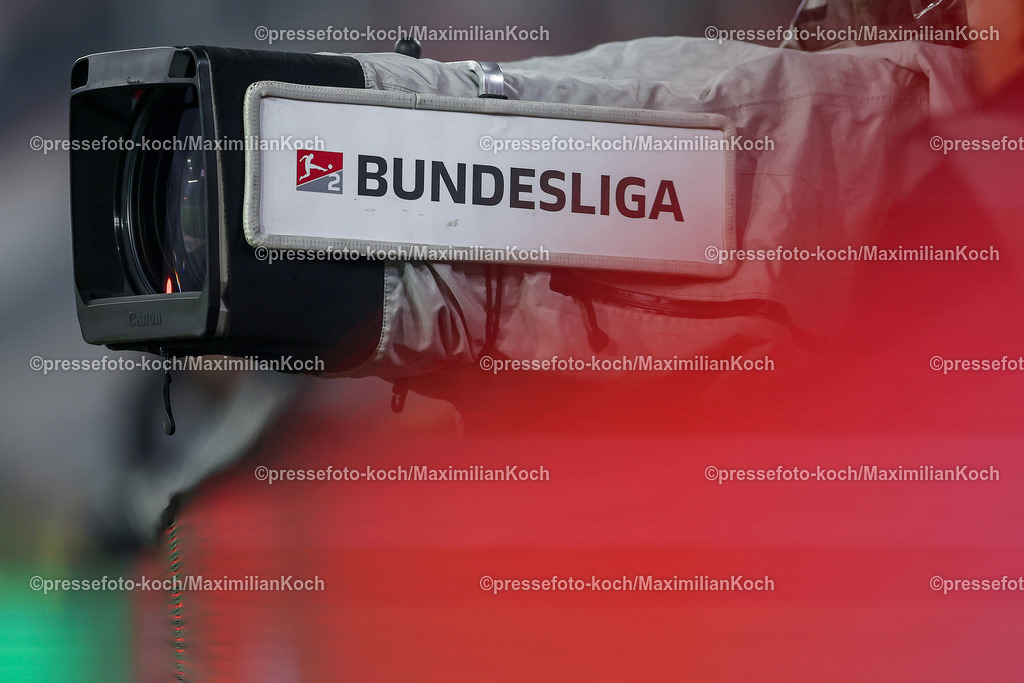 Due0911240109602142 | 09.11.2024, Fußball, Fortuna Düsseldorf - SC Paderborn 07, 2. Bundesliga, Merkur Spiel-Arena, Saison 2024 2025: Fernsehrkamera mit Schriftzug der 2. Bundesliga in Nahaufnahme DFB regulations prohibit any use of photographs as image sequences and or quasi-video.