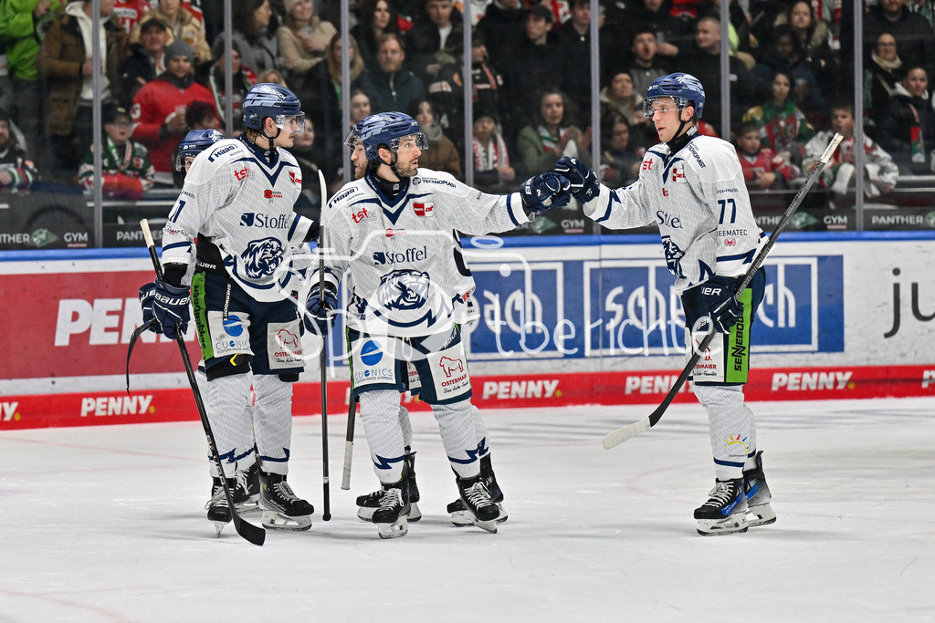 Augsburger Panther - Straubing Tigers | Jubel der Gaeste nach dem Treffer zum 2-1 durch Joshua SAMANSKI (Straubing Tigers #8) / Freude / Happy / Tor / torschuetze / DEL: Augsburger Panther - Straubing Tigers, Curt Frenzel Stadion am 29.11.2024