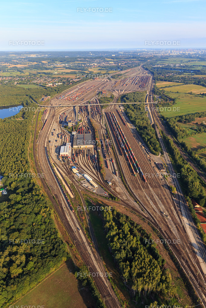 Schienen- und Gleisstrecken auf den Abstellgleisen und Rangierstrecken des Rangierbahnhofes und Güterbahnhofes Maschen der Deutschen Bahn | Luftbild: Schienen- und Gleisstrecken auf den Abstellgleisen und Rangierstrecken des Rangierbahnhofes und Güterbahnhofes Maschen der Deutschen Bahn im Ortsteil Maschen in Seevetal im Bundesland Niedersachsen in Deutschland. Foto: IMG_110308.jpg vom 18.08.2018 durch Werner Riehm/FLY-FOTO.de - Realisiert mit Pictrs.com