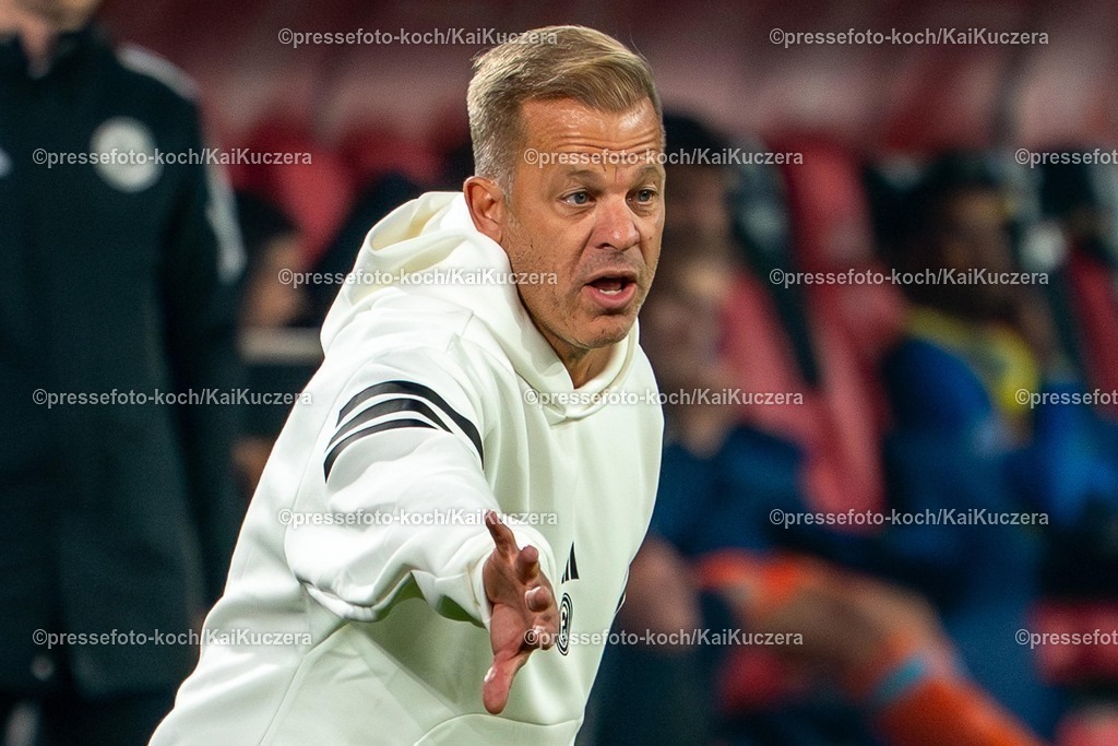 xKKU17102501020 | 17.10.2025, xKKUx, Fußball, Fortuna Düsseldorf - Eintracht Braunschweig, 2. Fußball Bundesliga, Merkur Spiel-Arena, Saison 2025 2026: Cheftrainer Markus Anfang (Fortuna Düsseldorf #hc) gestikulierend am Spielfeldrand  DFB regulations prohibit any use of photographs as image sequences and or quasi-video.