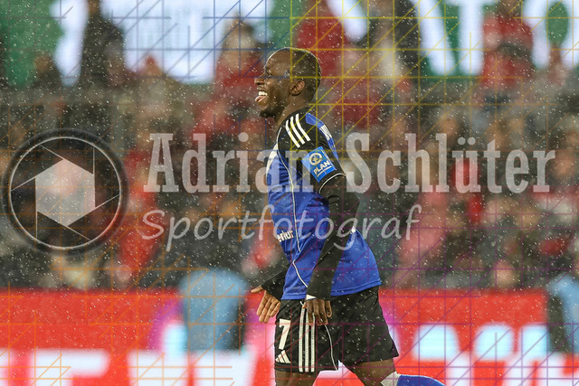 1. FC Köln vs Hamburger SV - 1. Bundesliga  | Köln, Deutschland, 02.11.25:   Jean-Luc Dompe (Hamburger SV) Torjubel, jubelt nach seinem Treffer zum 1:2 waehrend des Spiels der Bundesliga zwischen  1. FC Köln vs Hamburger SV in der RheinEnergieStadion(Foto von Brauer-Fotoagentur / Adrian Schlueter)