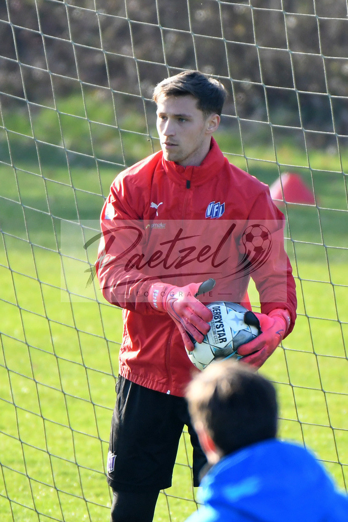 20200207_TRAOSN_0004 | Fußball, Herren: Torhueter Nils Koerber (VfL Osnabrueck) schaut waehrend der Trainingseinheit des VfL Osnabrueck im Sportpark Illoshoehe am 07.02.2020 in Osnabrueck, Deutschland. - Realisiert mit Pictrs.com