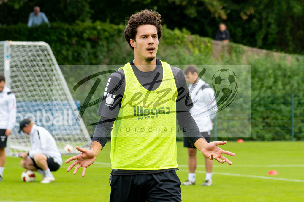 20260909_TRAOSN_0266 | Fußball, Herren: Theo Janotta (VfL Osnabrück) gestikuliert beim Training des VfL Osnabrück am 09.09.2026 im Sportpark Illoshöhe in Osnabrück, Deutschland.(Foto von Nico Paetzel) - Realisiert mit Pictrs.com