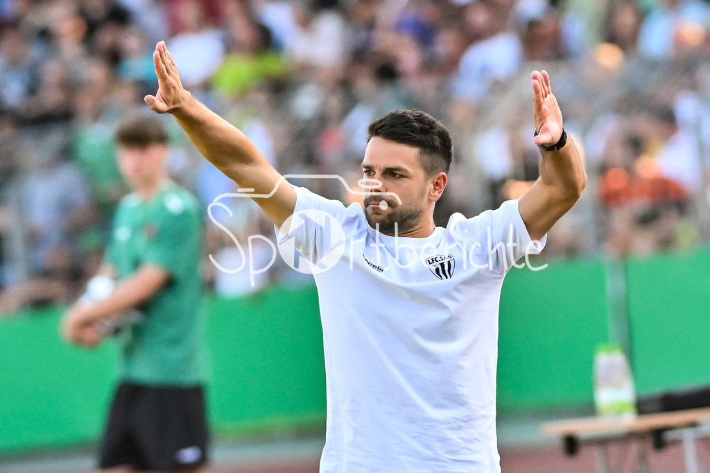 1. FC Schweinfurt 05 - Fortuna Düsseldorf | im Bild  Victor KLEINHENZ Trainer FC Schweinfurt 05 in Aktion / Einzelfoto / Freisteller / DFB-Pokal: 1. FC Schweinfurt 05 - Fortuna Düsseldorf; Riedel-Bau Arena am 18.08.2025