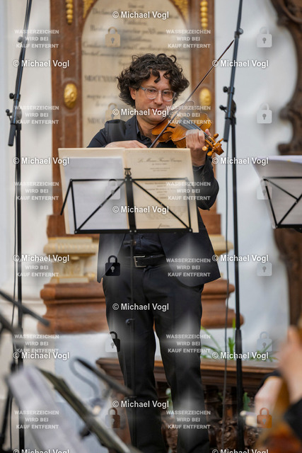 TAM25_K.10__Michael-Vogl_023_7433 | Tage Alter Musik Regensburg K.10 Basilika Unserer Lieben Frau zur Alten Kapelle The Beggar’s Ensemble (Frankreich) Elite de bons mots Meister des französischen Barocks Rameau – Royer – Boismortier – Leclair Augustin Lusson Solovioline, Leitung Foto: Michael Vogl