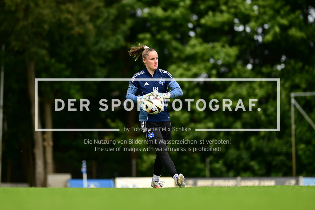 Fußball I Frauen I Saison 2025-2026 I Testspiel I Hamburger SV - Holstein Kiel I 62865 | Nahaufnahme, Einzelfoto, Freisteller, Portrait, Porträt, Einzelbild, Einzelfoto, Körper: Laura Sieger (18, Hamburger SV) - Realisiert mit Pictrs.com