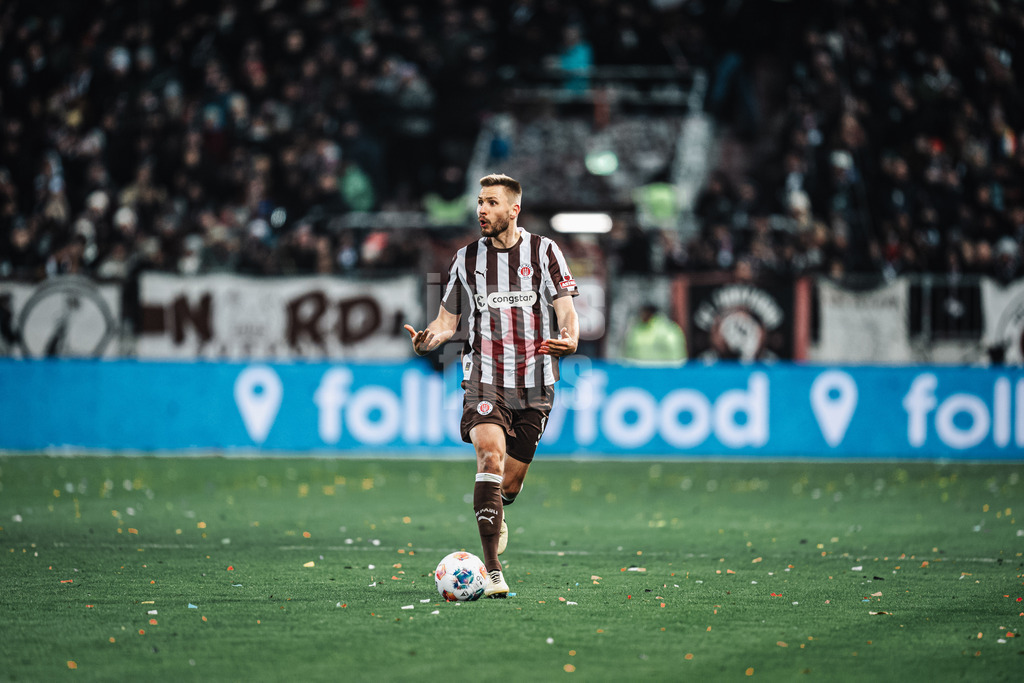 Fußball | Männer | Saison 2025/2026  | Fußball-Bundesliga | 11. Spieltag | FC St. Pauli vs. 1. FC Union Berlin | 23.11.2025 | Karol Mets (#3, FC St. Pauli) sucht vergeblich eine Anspielstation